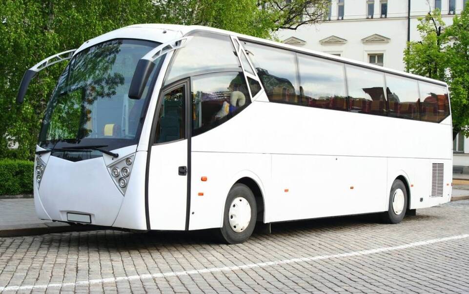 Jak wynajem busa może ułatwić organizację wycieczek szkolnych?