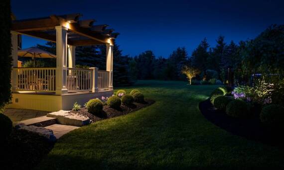 Jak zintegrować oświetlenie ogrodu z naturalnymi elementami krajobrazu?
