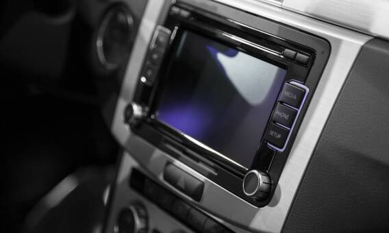 Elektryk samochodowy a naprawa systemów audio-video w pojazdach