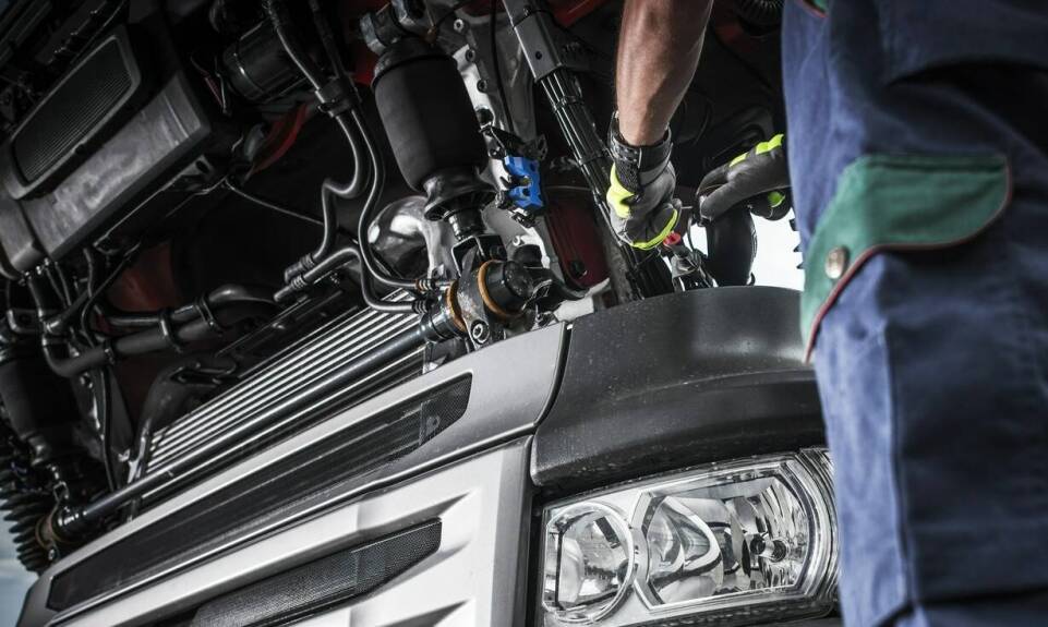 Jakie elementy są kluczowe podczas przeglądu technicznego samochodów ciężarowych?