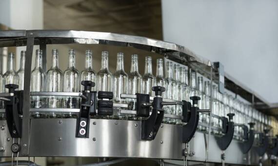 Jak przenośniki do butelek zwiększają efektywność produkcji w przemyśle spożywczym?