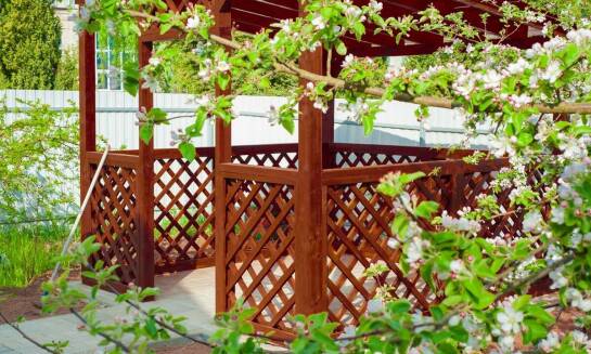 Zalety montażu wolnostojących altan radom w Twoim ogrodzie