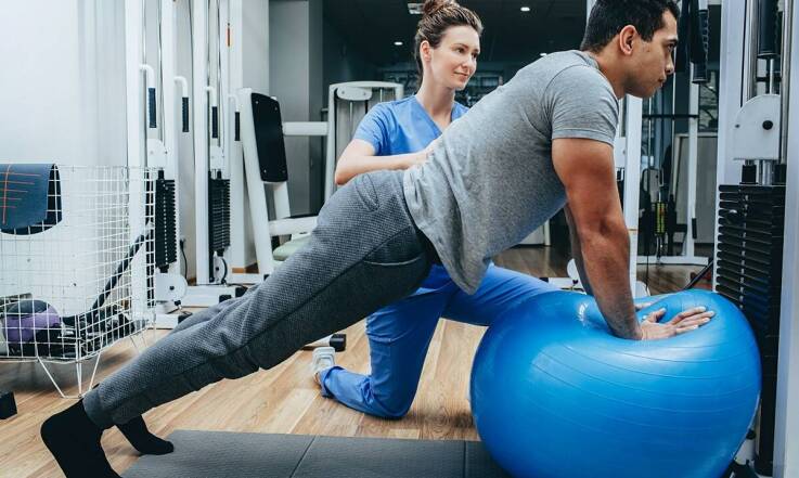 Jakie są kluczowe elementy terapii fizjoterapeutycznej po operacji kręgosłupa?