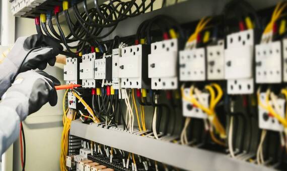 Jakie są kluczowe elementy diagnostyki elektrycznej przed modernizacją?