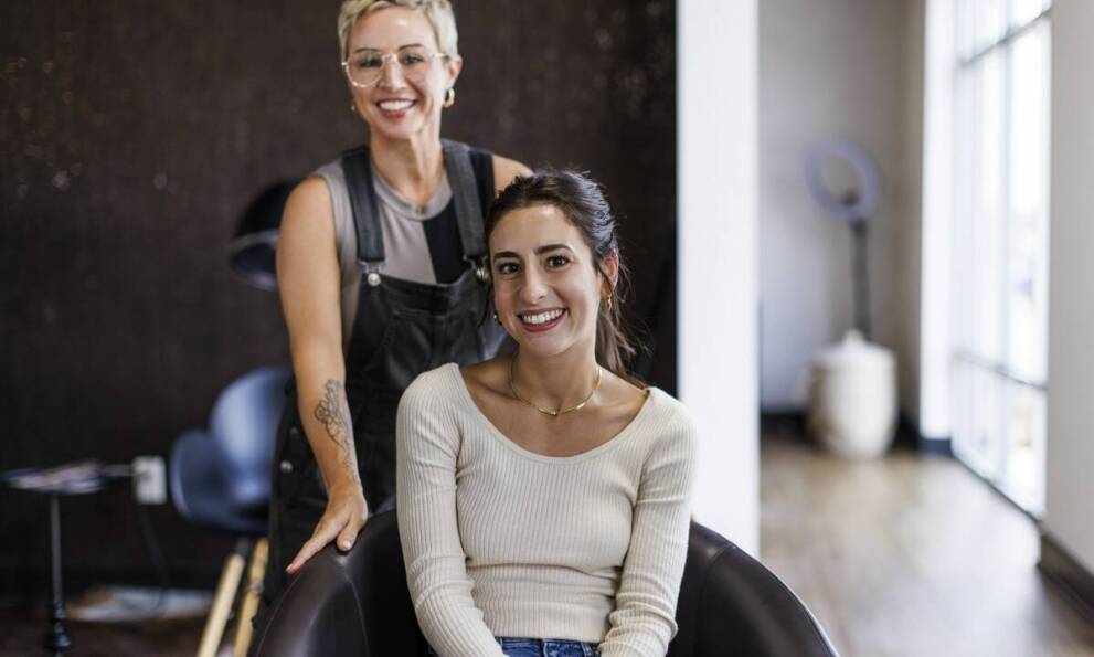 Jak dobrać odpowiednią technikę koloryzacji do typu włosów?