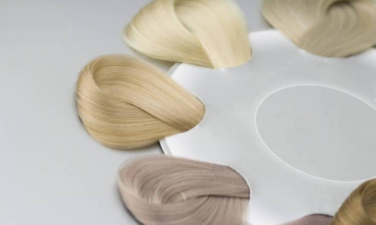 Jak dbać o trwałość koloru na siwych włosach po użyciu naturalnych farb?