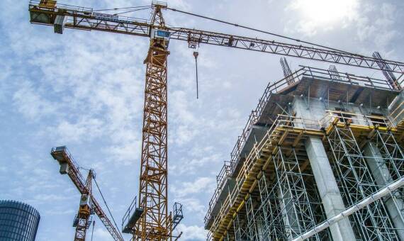 Wpływ wynajmu żurawi wieżowych na harmonogram prac budowlanych