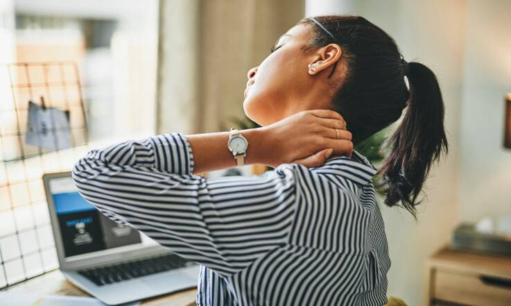Co pomaga na napięcie w karku i plecach? Relaks przez ruch i oddech