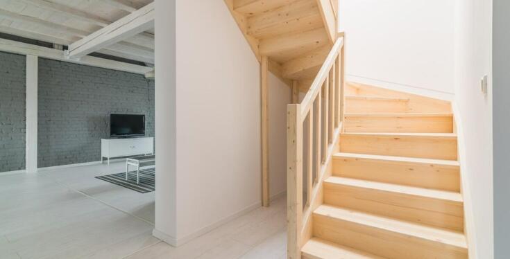 Schody strychowe: porównanie różnych mechanizmów otwierania