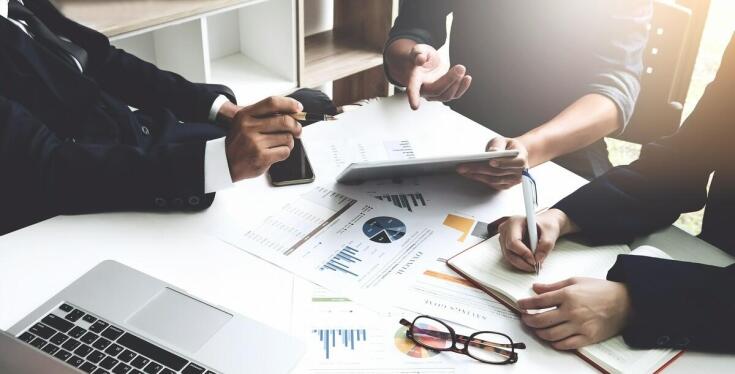 Kompleksowy outsourcing księgowości – korzyści dla przedsiębiorstw