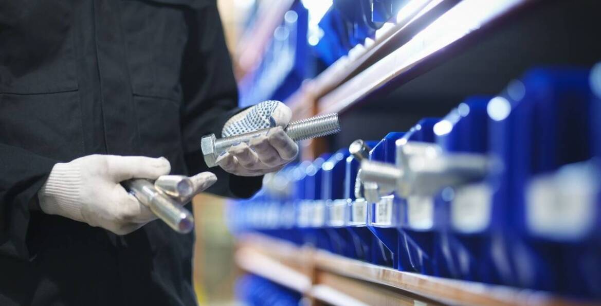 Porównanie ofert hurtowni olejów silnikowych - na co zwrócić uwagę?