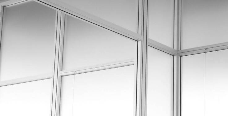 Profile aluminiowe w systemach przesuwnych drzwi szklanych – oszczędność miejsca