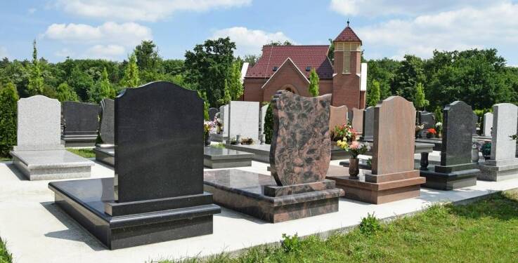 Nagrobki granitowe a odporność na warunki atmosferyczne