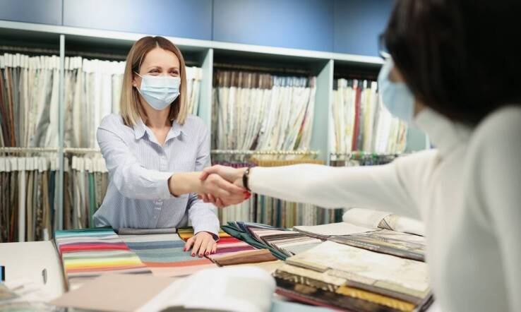 Jak skutecznie negocjować ceny w hurtowej sprzedaży odzieży używanej