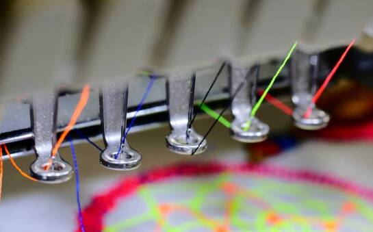 Haft komputerowy w modzie dziecięcej – jakie są jego zalety?