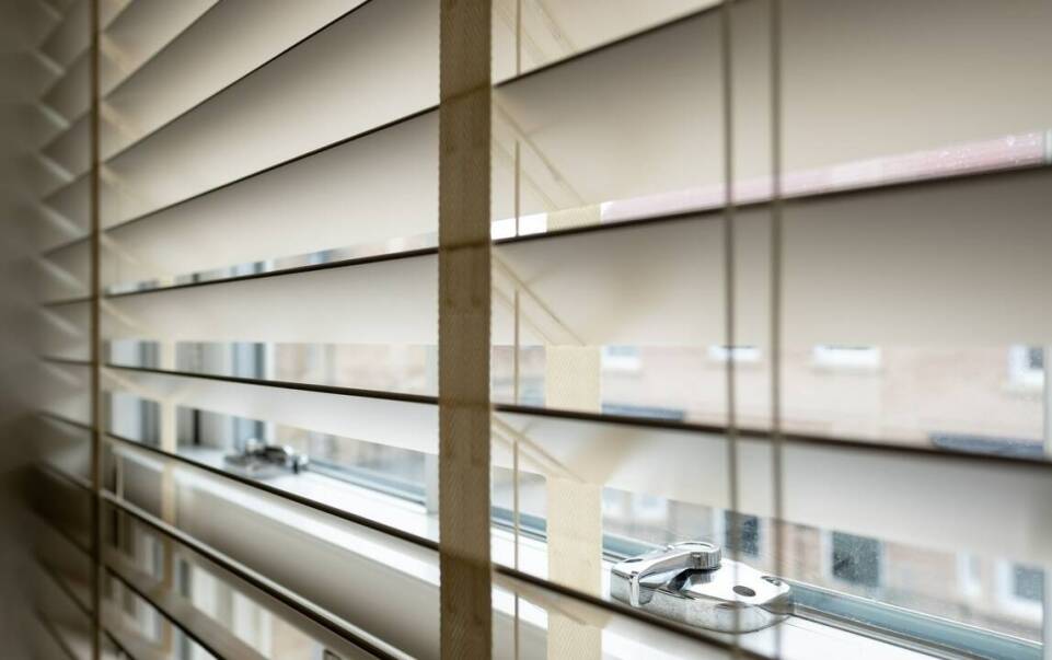 Wybór żaluzji drewnianych – estetyka i trwałość w jednym