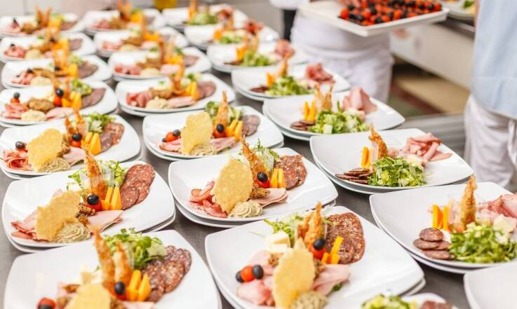 Jakie dania główne warto uwzględnić w cateringu dla firm?