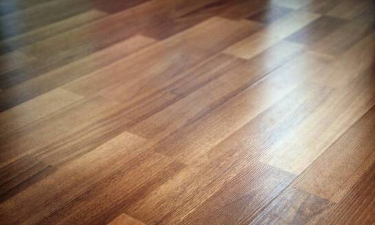 Cyklinowanie parkietów z buku – jak przygotować się do renowacji?