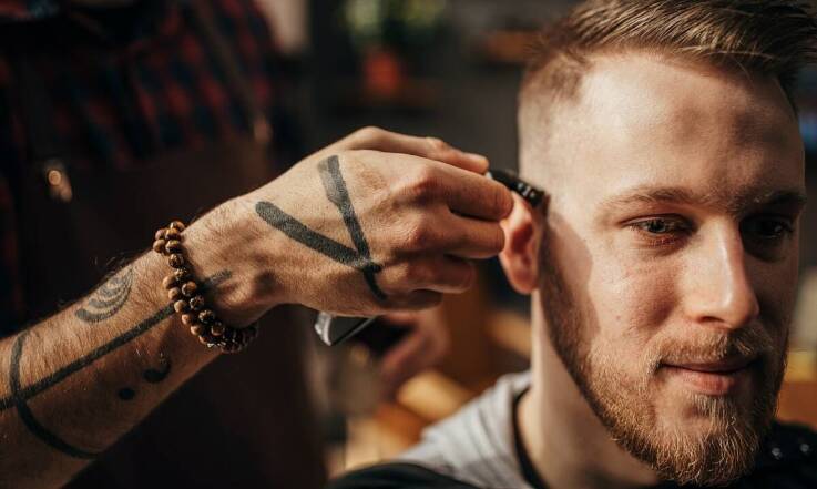 Jak fryzjerzy łączą tradycję z nowoczesnością w strzyżeniu męskim?