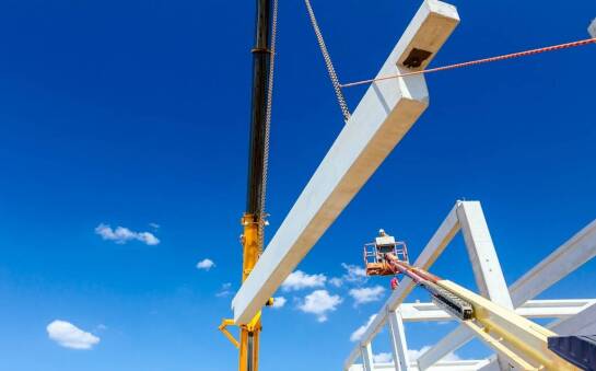 Dźwigi a montaż konstrukcji drewnianych – główne zalety