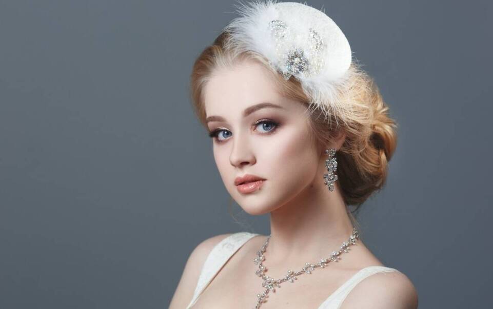 Klasyczne vs. nowoczesne upięcia - jak dopasować fryzurę do charakteru wydarzenia?