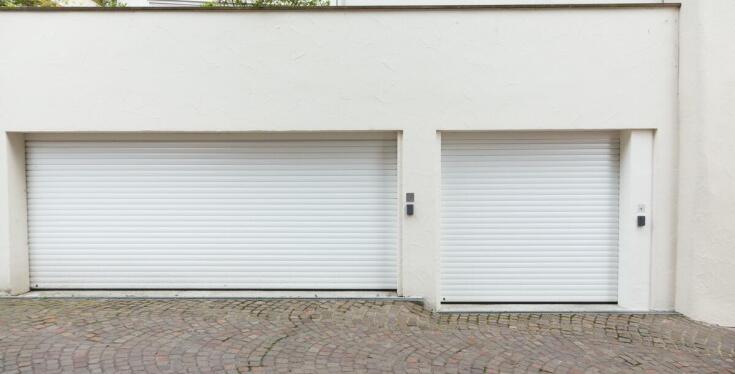 Jakie normy bezpieczeństwa muszą spełniać bramy segmentowe?