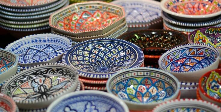 Ceramika bolesławiecka: co wyróżnia ją na tle innych wyrobów ceramicznych?