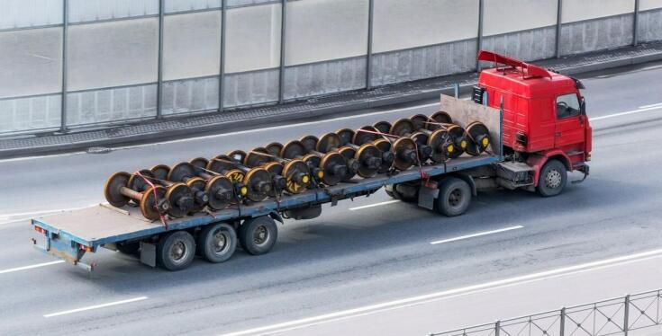 Jakie są różnice między transportem gabarytowym a standardowym?