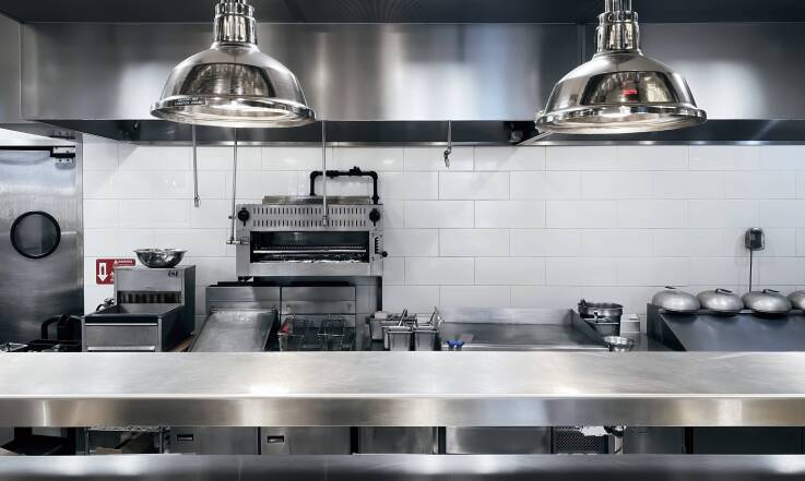 Salamander gastronomiczny – do czego służy i jak działa?