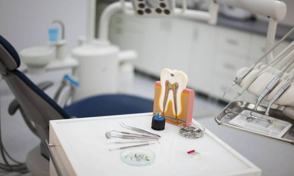 Jakie instrumentarium jest niezbędne do leczenia kanałowego zębów?