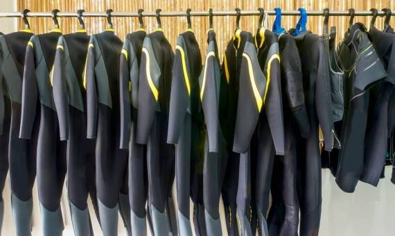 Odzież do sportów wodnych - czego nie powinno zabraknąć żadnemu nurkowi?