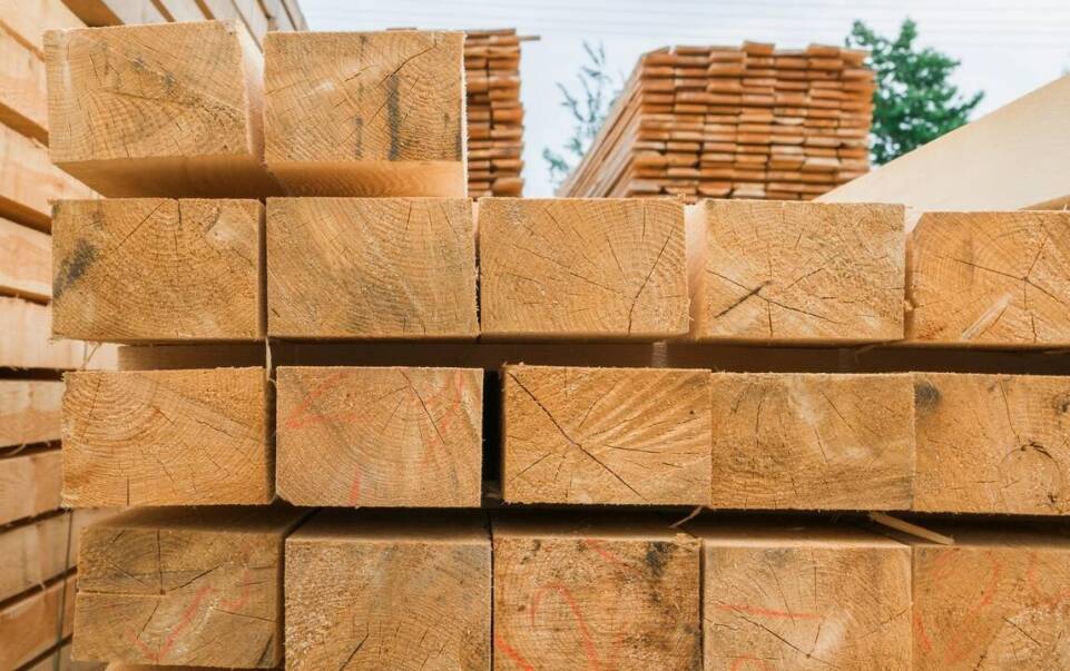 Wpływ certyfikowanego drewna na trwałość wiązarów prefabrykowanych