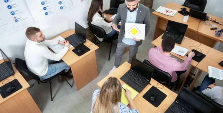 Jakie narzędzia są używane podczas szkoleń bhp dla osób kierujących pracownikami?