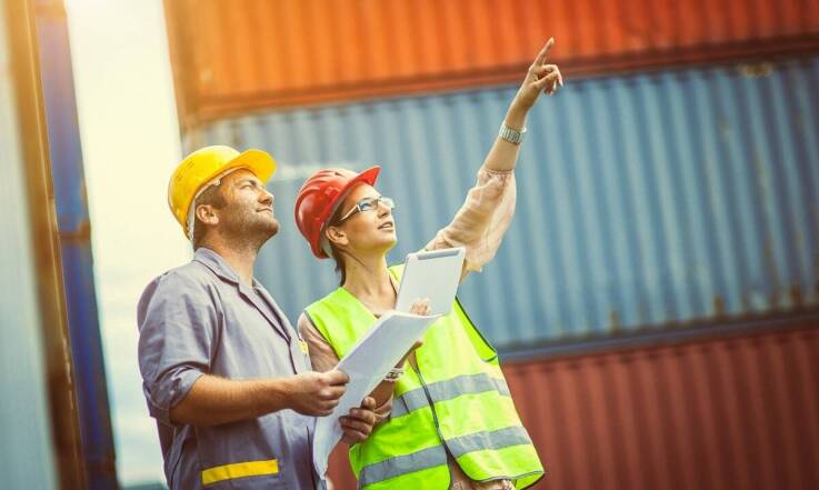 Jak transport kontenerów budowlanych wpływa na terminowość projektów?