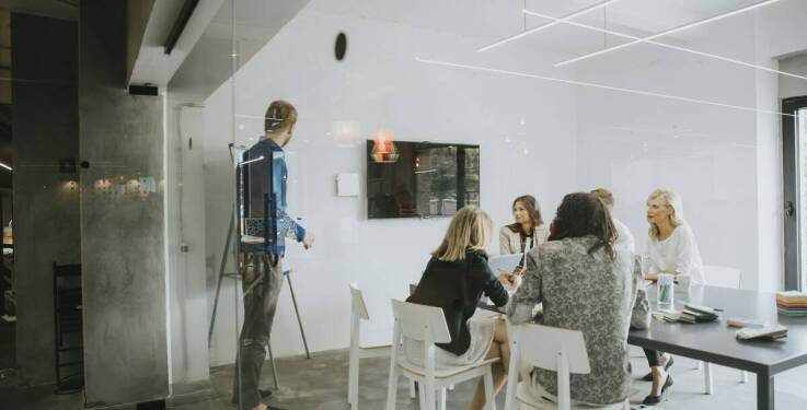 Jakie atrakcje oferują nowoczesne sale konferencyjne na imprezy integracyjne?