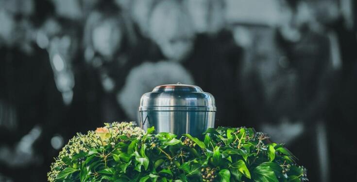 Tradycyjne vs nowoczesne ceremonie pogrzebowe: co oferuje Olsztyn?