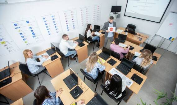 Wybór monitorów interaktywnych do klas o różnych profilach nauczania