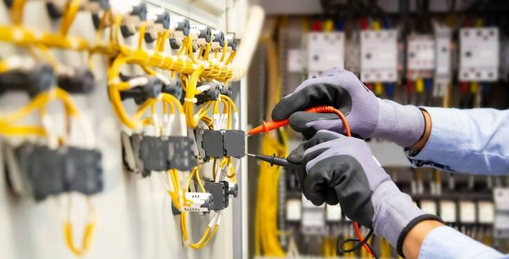 Jakie korzyści niesie ze sobą serwisowanie instalacji elektrycznej?
