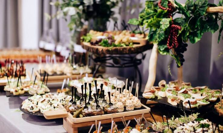 Jakie korzyści niesie ze sobą współpraca z lokalnymi dostawcami cateringu?