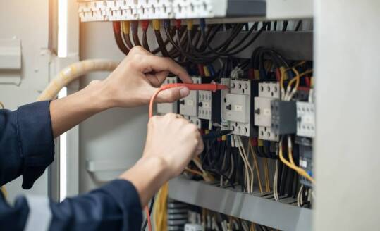 Nowoczesne instalacje elektryczne: Rola profesjonalnego elektryka