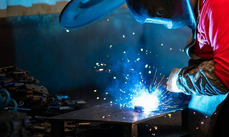 Spawanie metali kolorowych: nowoczesne technologie w naprawie naczep