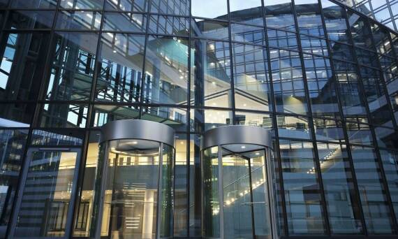 Porównanie różnych typów drzwi automatycznych dostępnych na rynku