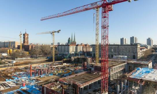 Rola żurawi samochodowych w efektywnym montażu banerów reklamowych