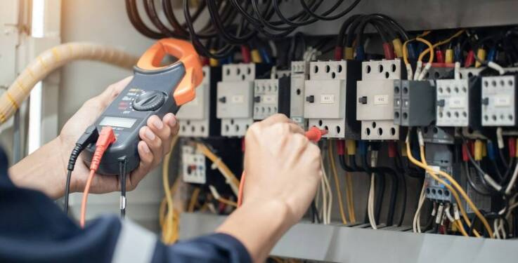 Jakie są korzyści z zatrudnienia certyfikowanego elektryka do modernizacji systemów?