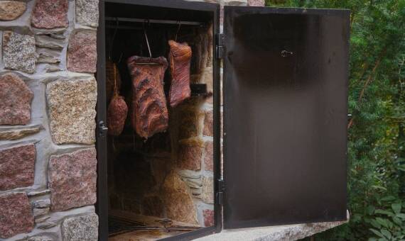 Dlaczego tradycyjne metody wędzenia są kluczowe dla smaku produktów z Pomorza?