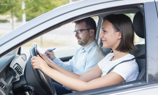 Jak przygotować się do pierwszych zajęć teoretycznych w szkole jazdy na Pradze Południe?