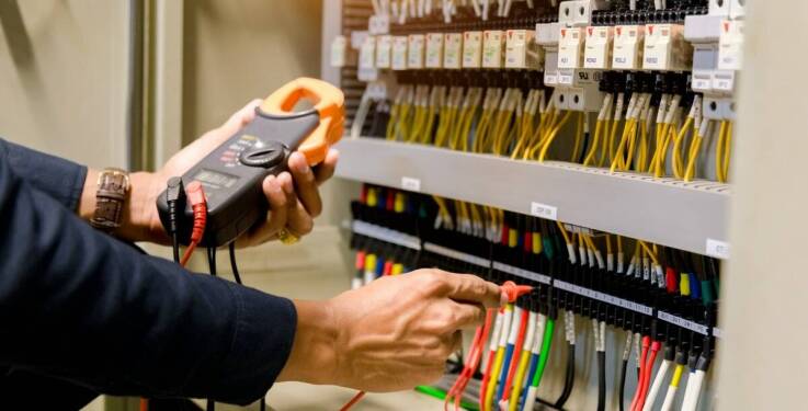 Jakie są zalety kompleksowej obsługi instalacji elektrycznych przez doświadczonych specjalistów?