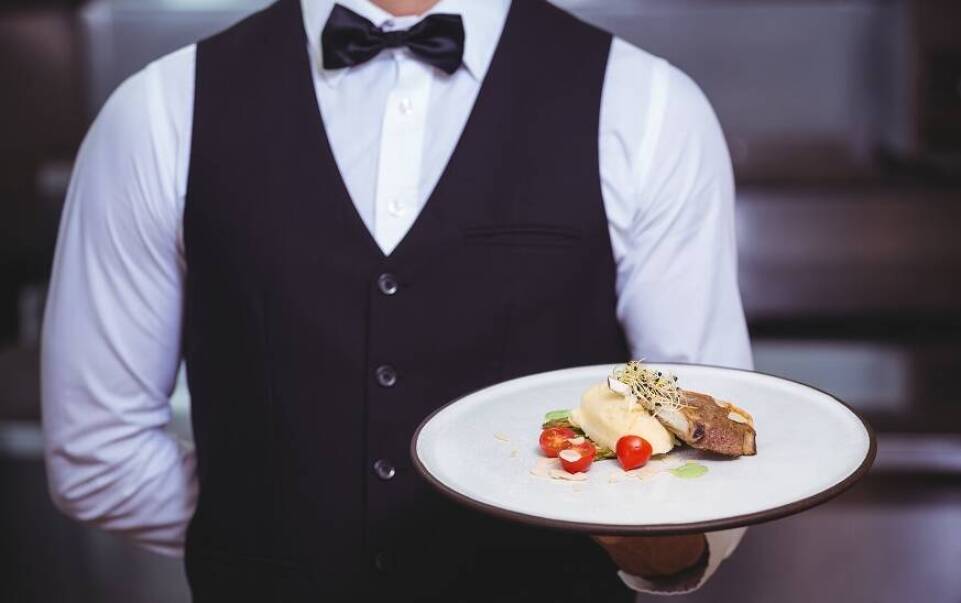 Z jakich elementów powinien składać się profesjonalny strój kelnerski? 