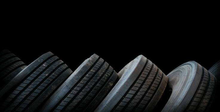 Jakie są zalety stosowania opon premium w rozmiarze 180/55 17?