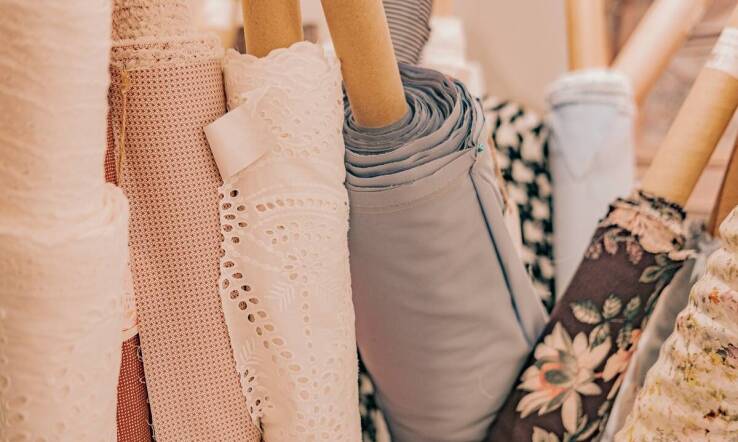 Jak hurtownie outlet w Polsce wspierają rozwój ekologicznej mody?